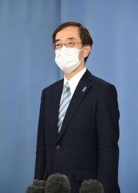 自民党県連の推薦決定を受け、報道陣の取材に応じる前兵庫県副知事の金沢和夫氏＝７日午後５時５９分、神戸市中央区下山手通５、兵庫県庁（撮影・坂井萌香）