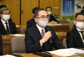 記者会見で質問に答える自民党会派の藤本百男幹事長＝７日午後５時４２分、神戸市中央区下山手通５、兵庫県庁２号館（撮影・坂井萌香）