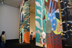 多くの作品が並ぶコシノヒロコ展の会場＝８日午後、神戸市中央区脇浜海岸通１、兵庫県立美術館（撮影・坂井萌香）
