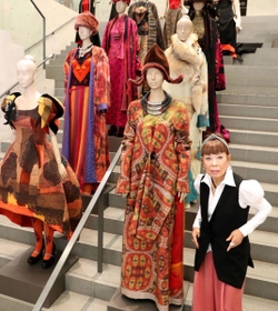 コレクション作品を間近で見られる会場を紹介するコシノヒロコさん＝８日午後、兵庫県立美術館（撮影・辰巳直之）