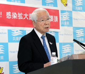 新型コロナの感染拡大で、県民への注意を呼び掛ける兵庫県の井戸敏三知事＝９日午後、神戸市中央区、県庁