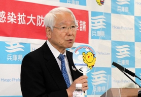 新型コロナの感染拡大で、県民への注意を呼び掛ける兵庫県の井戸敏三知事＝９日午後、神戸市中央区、県庁
