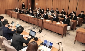 兵庫県知事選で自民党県連としての推薦候補の決め方に不満を募らせ、会見を開いて怒りをあらわにする同党県議団のメンバーら＝９日午後４時５９分、兵庫県庁（撮影・小林良多）