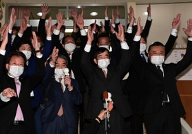 ５選を決め喜ぶ藤原保幸氏（前列右２人目）＝１１日夜、伊丹市中央２（撮影・秋山亮太）