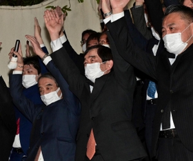 ５選を決め喜ぶ藤原保幸氏（中央）＝１１日夜、伊丹市中央２（撮影・秋山亮太）