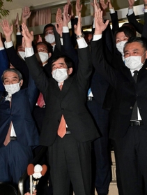 ５選を決め喜ぶ藤原保幸氏（前列中央）＝１１日夜、伊丹市中央２（撮影・秋山亮太）