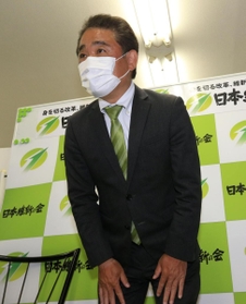 接戦の末、落選して肩を落とす門隆志氏＝１１日夜、宝塚市山本南２（撮影・斎藤雅志）
