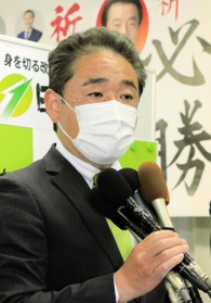 接戦の末、落選して肩を落とし、反省の弁を述べる門隆志氏＝１１日夜、宝塚市山本南２（撮影・斎藤雅志）