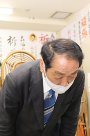 落選の知らせを受け支援者に頭を下げる森脇保仁氏＝１１日夜、宝塚市売布２（撮影・村上貴浩）