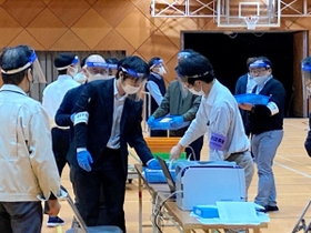 投票数と開票数が合わず、数え直しをする伊丹市職員ら＝１２日午前０時すぎ、伊丹市荒牧４、大阪芸術大学短期大学部