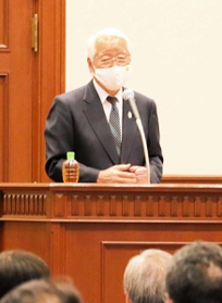 新年度の県政方針などについて話す井戸敏三知事＝兵庫県公館