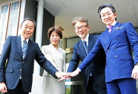 共同研究に取り組む辻野義雄特命教授（右から２人目）と企業代表ら＝神戸市灘区六甲台町