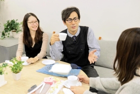 神戸市はランチや休憩時間などマスクを外す場面が危険として、イメージ写真を作成して注意を呼び掛けている（同市提供）