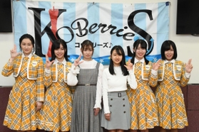 現メンバーとともに写真に収まる廣瀬未沙さん（左から３人目）と中家温香さん（左から４人目）＝神戸市長田区