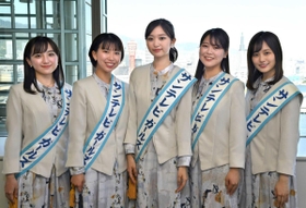 サンテレビガールズに就任した（右から）稲崎里穂さん、越智麻也子さん、佐藤理子さん、千原由莉さん、柴田祐里菜さん＝神戸新聞社（撮影・坂井萌香）