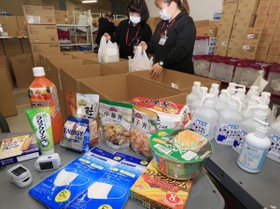 兵庫県が自宅療養・待機者に届けるセットの中身。血中酸素濃度を測る、貸与品のパルスオキシメーターもある＝１３日午後、神戸市兵庫区、イオンモール神戸南（撮影・小林良多）