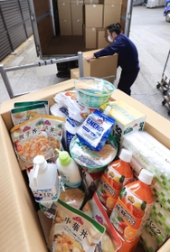 自宅療養者に向けた発送作業が始まった支援物品。５日分の食料品や衛生用品が詰め込まれた＝１３日午後、神戸市兵庫区中之島２、イオンモール神戸南（撮影・小林良多）