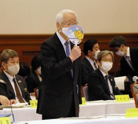 兵庫県の新型コロナ対策本部会議と協議会の会合を前に、うちわを手にする兵庫県の井戸敏三知事＝９日、神戸市中央区、兵庫県公館