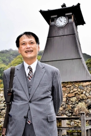 機械式大時計を寄贈した池口忠恕さんのひ孫の池口仁さん＝豊岡市出石町内町