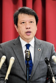 会見で兵庫県知事選への立候補を表明し、意気込みを語る金田峰生氏＝１５日午後４時１０分、神戸市兵庫区（撮影・中西幸大）
