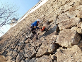 地中レーダーを使って姫路城「カの櫓」の石垣内部を調査する作業員＝２０２１年１月（姫路市提供）
