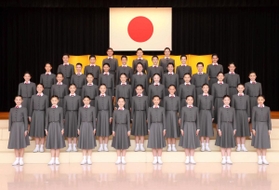 集合写真撮影に臨む宝塚音楽学校第１０９期生＝宝塚市武庫川町（宝塚音楽学校提供）