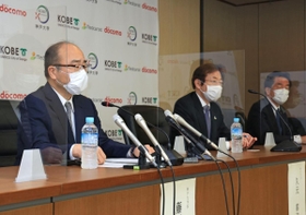 国産初の手術支援ロボットを使った遠隔手術の実証実験について発表する藤澤正人神戸大学長（手前）ら＝１６日午後、神戸市灘区六甲台町（撮影・小林良多）