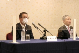 日本維新の会の党大会後、記者会見する松井一郎代表ら＝大阪市内