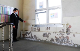 改修工事ができなかった校舎。壁の一部は塗料がはがれ落ちている＝西宮市学文殿町１、市立学文中学校