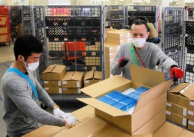 神戸市内の７５歳以上の高齢者に届けられる接種券。２０日から順次配達される＝１９日午前、神戸市中央区栄町通６、神戸中央郵便局