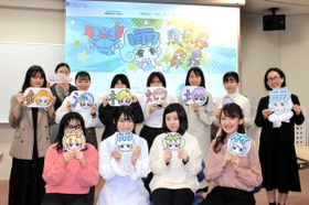 漢字をモチーフにしたキャラクターを作った本下瑞穂さん（後列右端）と武庫川女子大の学生たち＝西宮市池開町