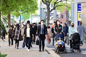会社員や市民らが行き交う神戸・三宮の繁華街。人の動きを止めるため、３度目の緊急事態宣言発令となるのか＝１９日午後、神戸市中央区加納町５（撮影・中西幸大）