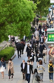 会社員や市民らが行き交う神戸・三宮の繁華街。人の動きを止めるため、３度目の緊急事態宣言発令となるのか＝１９日午後、神戸市中央区加納町５（撮影・中西幸大）