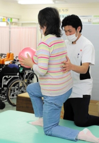 生活復帰へ向け、懸命にリハビリに取り組む女性＝３月３０日、神戸市兵庫区切戸町、荻原みさき病院