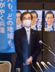 後援会の設立総会であいさつする金沢和夫氏＝２０日午後、神戸市中央区（撮影・中西幸大）