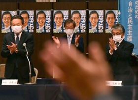 後援会設立総会の最後に拍手を送られる金沢和夫氏（中央）＝２０日午後、神戸市中央区北野町１（撮影・中西幸大）