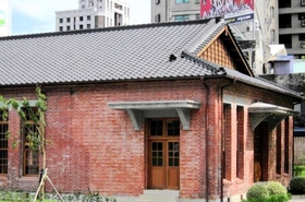 黒いぶしを使った台湾・台北市の寺院（栄和瓦産業提供）