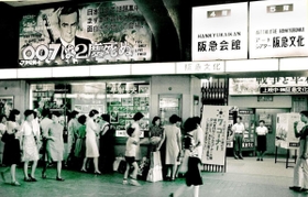 最新作の上映でにぎわう映画館＝１９６７年７月
