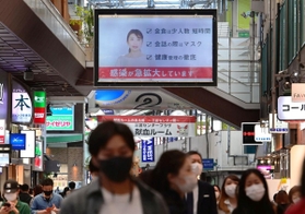 新型コロナウイルスの感染急拡大が続く兵庫県内。街角でも注意を促す映像が映し出されている＝２１日午後、神戸市中央区三宮町１（撮影・秋山亮太）
