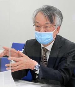 精神科病院のコロナ対策について語る兵庫県精神科病院協会の深井光浩会長＝神戸市中央区