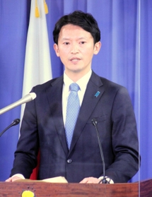 自民党本部からの推薦が決まり、会見する斎藤元彦氏＝東京都千代田区、自民党本部