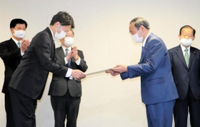 菅義偉首相（右）から自民党の推薦証を受け取る斎藤元彦氏＝２２日午後、自民党本部