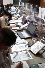 兵庫県内で先駆けて高砂市が設置した新型コロナウイルスのワクチン接種の予約受付コールセンター。鳴りっぱなしの電話にオペレーターが休みなく対応していた＝４月５日、高砂市高砂町朝日町１、高砂市文化保健センター（撮影・長嶺麻子）