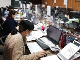 兵庫県内で先駆けて高砂市が設置した新型コロナウイルスのワクチン接種の予約受付コールセンター。鳴りっぱなしの電話にオペレーターが休みなく対応していた＝４月５日、高砂市高砂町朝日町１、高砂市文化保健センター（撮影・長嶺麻子）