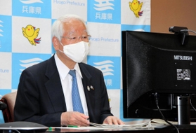 関西広域連合のオンライン会議に臨む兵庫県の井戸敏三知事＝23日夕、県庁