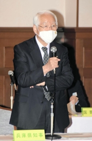 新型コロナウイルス感染急拡大により、政府が緊急事態宣言発令を決定したことを受けて開かれた兵庫県の対策本部会議であいさつする井戸敏三知事＝２３日午後、兵庫県公館（撮影・金旻革）