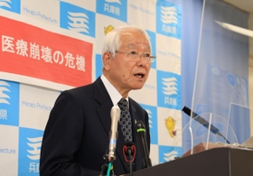 緊急事態宣言を受けた兵庫県内での感染防止の取り組みについて説明する井戸敏三兵庫県知事＝２３日午後６時２２分、神戸市中央区下山手通５、兵庫県庁（撮影・小林良多）