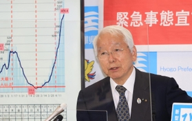 緊急事態宣言に基づく兵庫県内の措置を発表する井戸敏三知事＝２３日夕、兵庫県庁（撮影・小林良多）