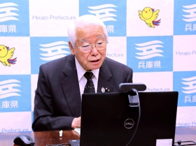 全国知事会のオンライン会合で財政支援を訴える兵庫県の井戸敏三知事＝２４日午前、兵庫県庁