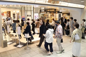 緊急事態宣言の発令を前に、神戸阪急では開店と同時に多くの客が入店した＝２４日午前、神戸市中央区小野柄通８（撮影・吉田敦史）